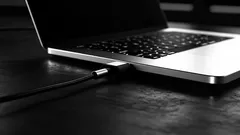 Ako nebezpečné je nechať notebook neustále pripojený k nabíjačke?