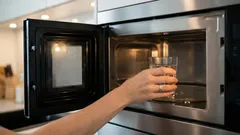 Prečo dať do mikrovlnky pohár vody – jednoduchý trik, ktorý málokto pozná