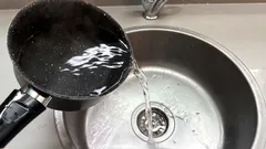 Vyliali ste vriacu vodu do umývadla? Zistite, aké riziká to predstavuje pre vaše potrubia