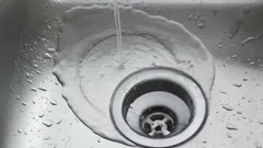 Nikdy to nevylievajte do umývadla: chyby, ktoré spôsobujú upchania
