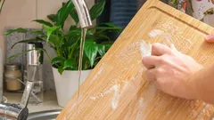 Ako pomocou jednoduchého domáceho prostriedku zabrániť rozmnožovaniu baktérií na krájacej doske